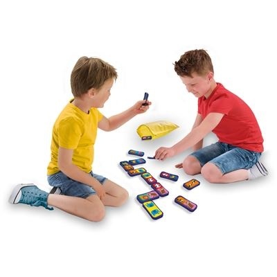 Duas crianças a jogar um jogo de cartas coloridas no chão