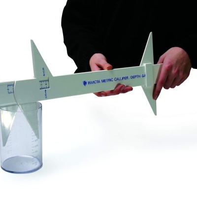 Paquímetro métrico branco medindo recipiente plástico