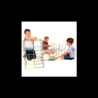 Crianças brincando com estruturas de hastes plásticas coloridas