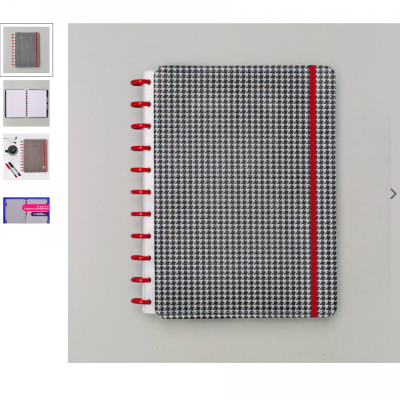 caderno com capa padrão pied-de-poule preto e branco com detalhes vermelhos