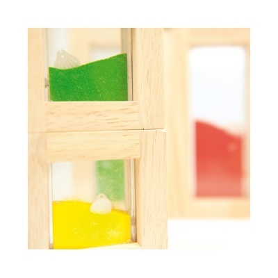 Relógios de areia de diferentes cores em moldura de madeira clara