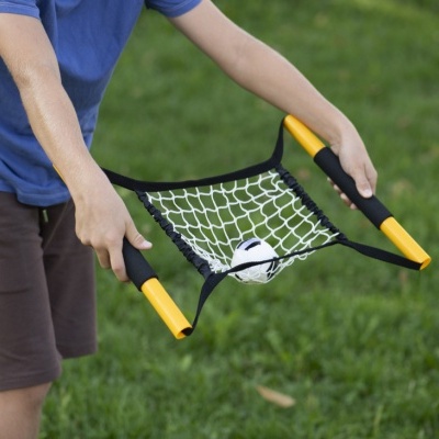 Pessoa segurando rede desportiva portátil com bola no relvado