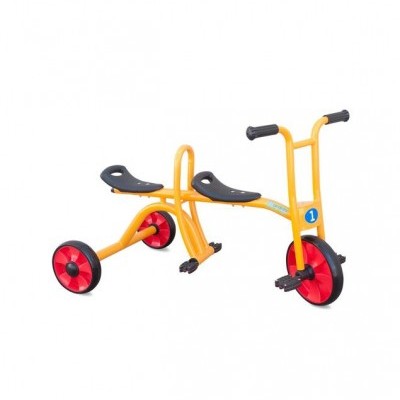Triciclo amarelo para duas crianças com rodas vermelhas e assentos pretos
