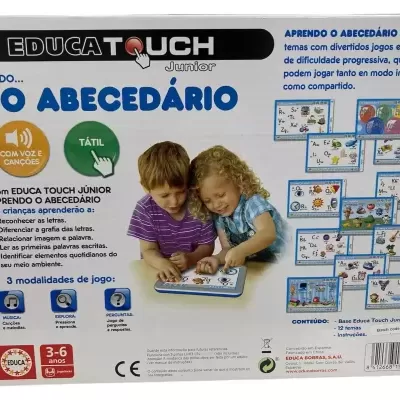 Caixa do jogo educativo EDUCA TOUCH Junior com texto, imagens de crianças a jogar e cartas do abecedário