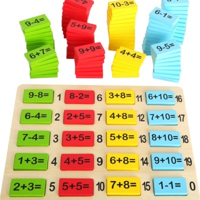Jogo educativo de madeira com peças coloridas e operações matemáticas