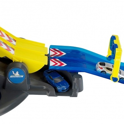 Brinquedo de pista e carros de plástico azul e amarelo com logo Michelin