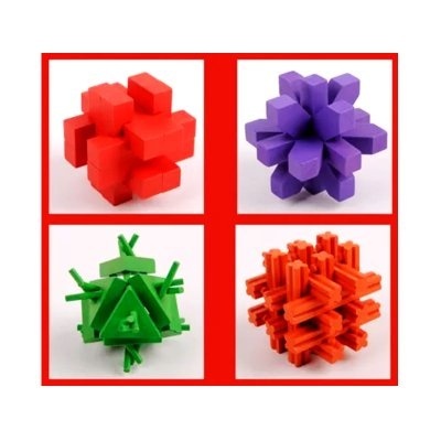 Quatro puzzles 3D coloridos em plástico com padrões geométricos distintos.