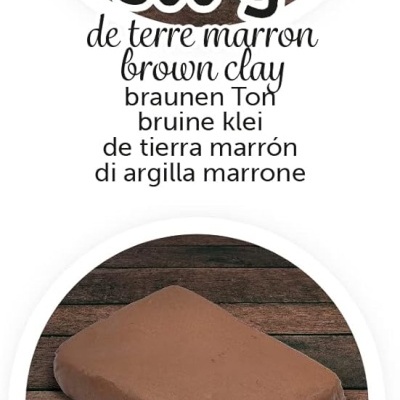 Dois blocos de argila, branco e castanho, sobre madeira com textos de identificação