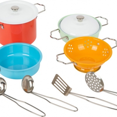 Conjunto de brinquedos de cozinha infantil com tachos, frigideira, escorredor e utensílios coloridos e metálicos