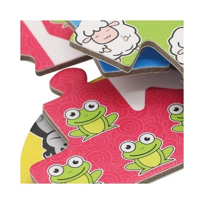 Peças coloridas de puzzle com imagens de rãs, ovelhas e outros animais