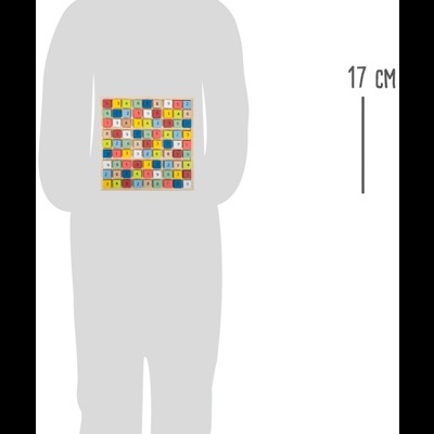 Cubos coloridos de madeira com letras do alfabeto