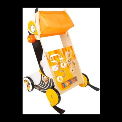 Carrinho de madeira infantil com toldo laranja e painel de atividades