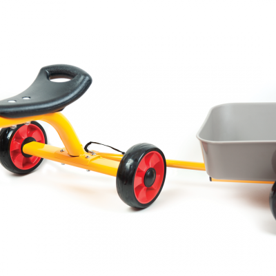 Carrinho amarelo para crianças com rodas vermelhas e reboque cinza