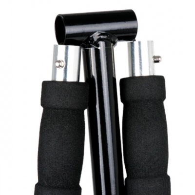 Empunhaduras acolchoadas pretas em estrutura metálica preta com peças metálicas