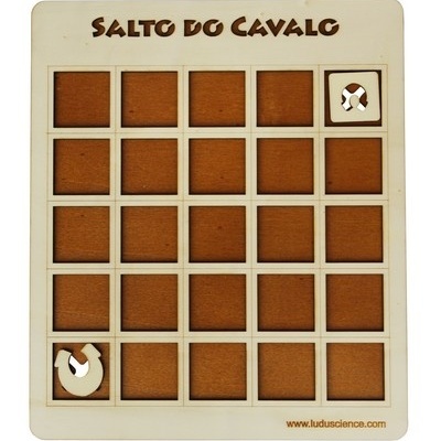 Tabuleiro de jogo de madeira com quadrados vazados e duas peças brancas