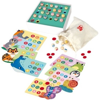 Jogo educativo com peças de madeira, tabuleiros com animais e letras, e saco de pano branco