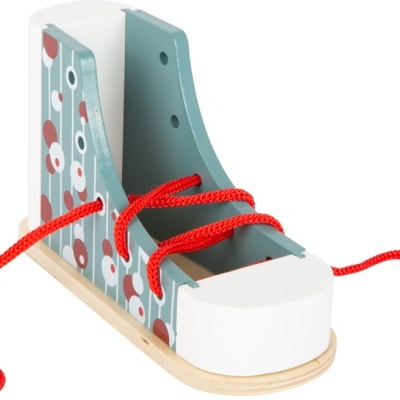 Calçado infantil de madeira colorido com atacadores vermelhos