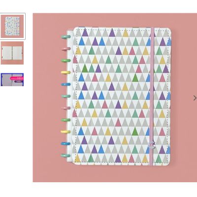 Caderno com capa de triângulos coloridos e argolas coloridas