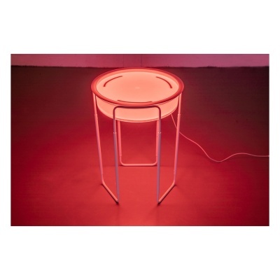 Mesa auxiliar redonda iluminada cor-de-rosa com estrutura metálica branca