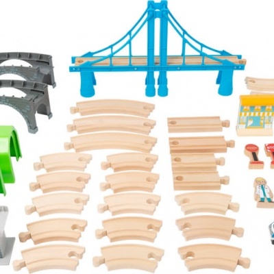 Conjunto de brinquedo ferroviário com pontes, túneis, carris, comboio, casas e figuras de madeira