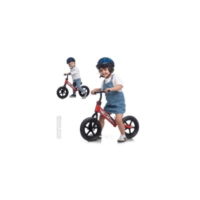 Bicicleta sem pedais vermelha para crianças com criança de capacete azul