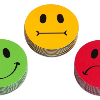 Cartões circulares coloridos com emoticons variados