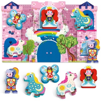 Brinquedos de madeira coloridos com tema de castelo e personagens