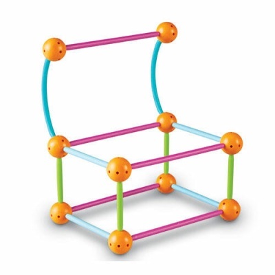 Estrutura de cadeira feita de hastes coloridas e esferas laranja
