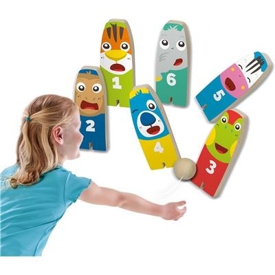 Jogo de pinos de madeira coloridos numerados com rostos de animais para acertar bolas, com criança a jogar.