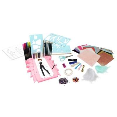 Kit de desenho e decoração de moda com vários acessórios sobre fundo branco