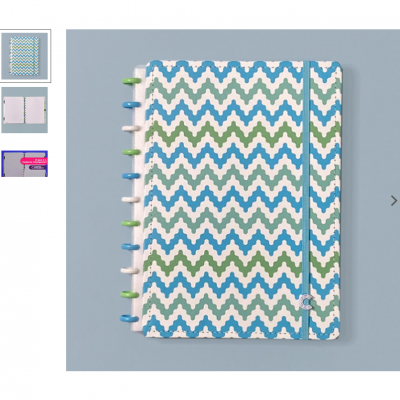 Caderno capa dura padrão zigzag azul, verde e branco com fecho elástico