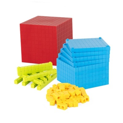 Blocos de construção didáticos coloridos em plástico com cubo vermelho, cubos azuis, varas amarelas e pequenos blocos amarelos