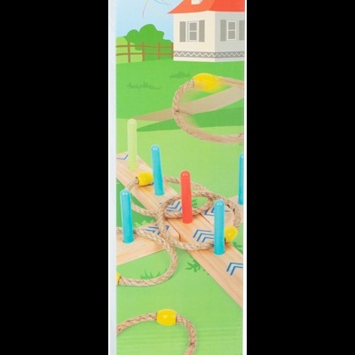 Embalagem lateral de brinquedo infantil com cenário de casa e cordas de madeira colorida