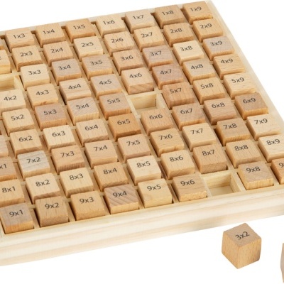 Tabuleiro de madeira com blocos quadrados gravados com multiplicações e números extra