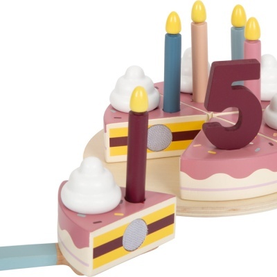 Bolo de aniversário de madeira com velas e número 5