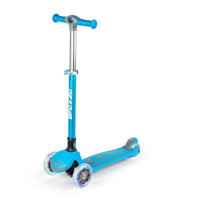 Trotinete infantil azul com três rodas LED sobre fundo branco