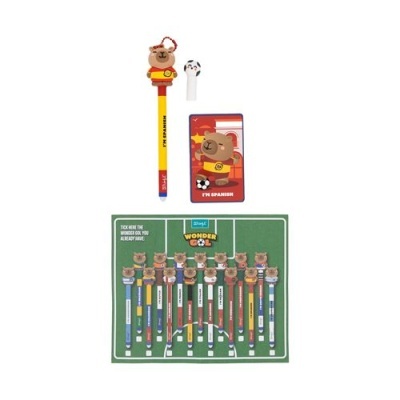 canetas coloridas com tampas de urso e cartolina verde com várias canetas sob referências a futebol