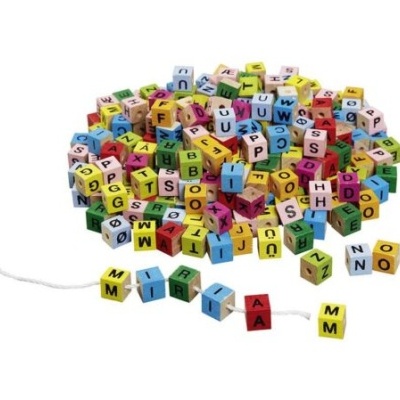 Cubos de madeira coloridos com letras do alfabeto empilhados