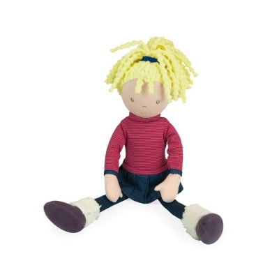 Boneca de tecido com cabelo amarelo e roupa colorida sentada