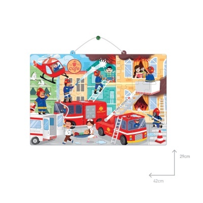 Painel decorativo infantil com ilustração de bombeiros apagando fogo a edifício