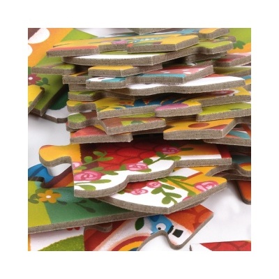 Peças de puzzle de madeira coloridas com padrões florais e geométricos