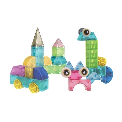 Brinquedos de construção coloridos de plástico translúcido montados em várias formas.