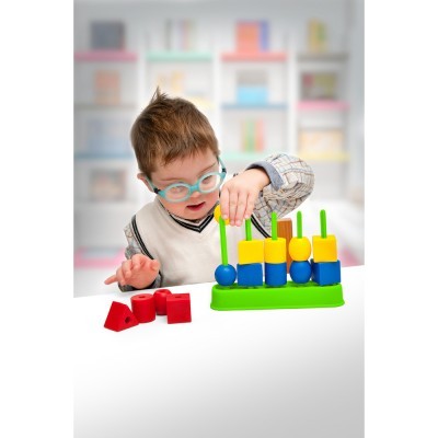 Criança a brincar com brinquedo educativo colorido de madeira