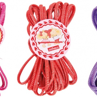 Três cordas de saltar coloridas com etiquetas redondas com desenhos infantis.