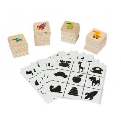 Cartas e peças de madeira com desenhos coloridos e imagens monocromáticas