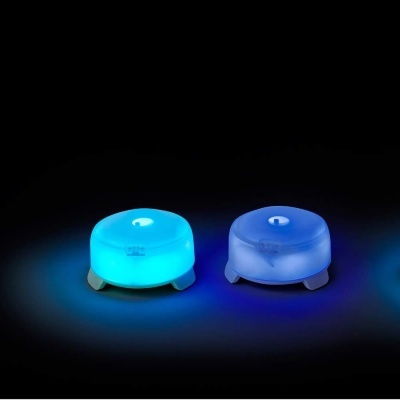 Dois difusores pequenos redondos em azul claro e azul escuro sobre fundo escuro