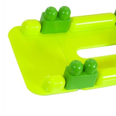 Base plástica verde-limão com suportes verdes escuros em fundo branco