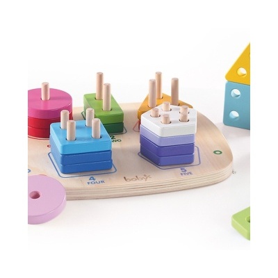 Jogo infantil de empilhar peças de madeira coloridas num tabuleiro com números