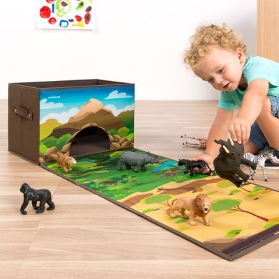 Caixa de armazenamento com desenho de montanhas e tapete de savana com miniaturas de animais selvagens e criança a brincar no chão