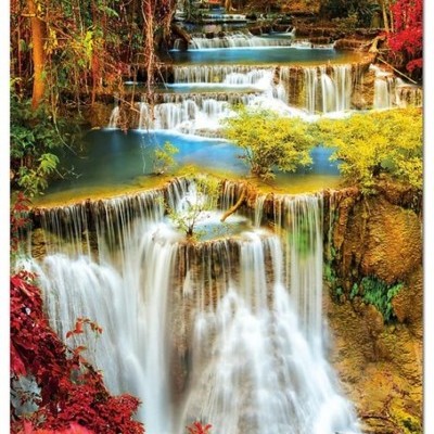 Cascata em múltiplos níveis com água a cair por rochas rodeadas por folhagem colorida